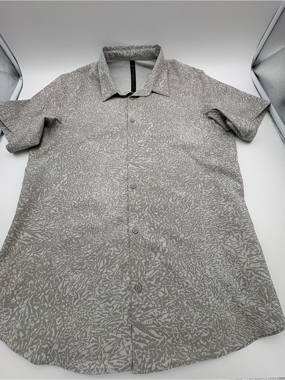 lululemon athletica Taupe & Gray Short Sleeve Button-Down Shirt Men’s XL